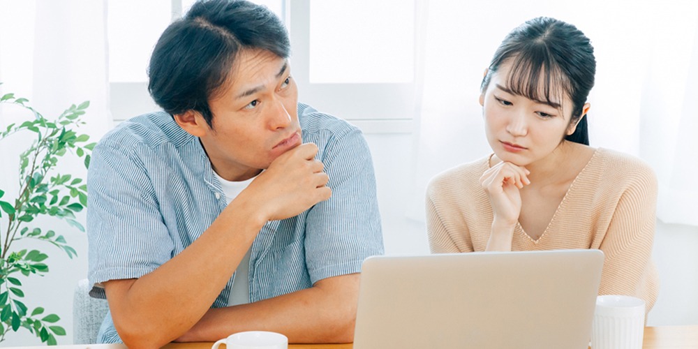 悩む男女